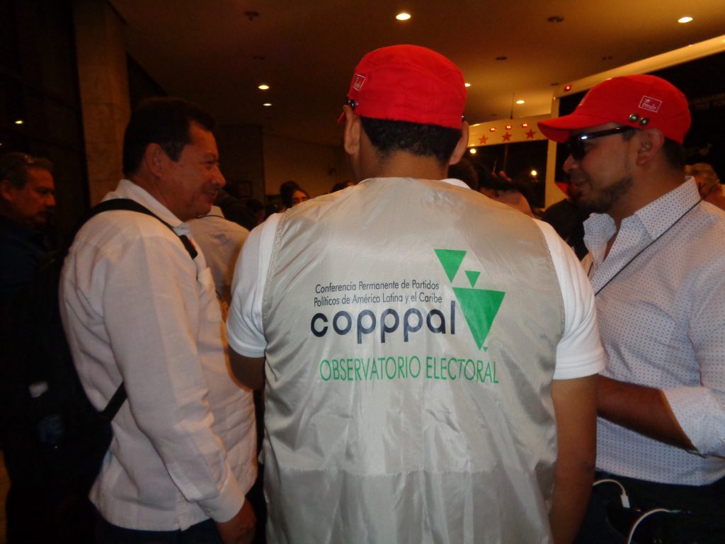 Наблюдателите от COРРРAL (Постоянна конференция на политическите партии в Латинска Америка) носеха специални елеци с надписа на организацията им. Снимка: Къдринка Къдринова