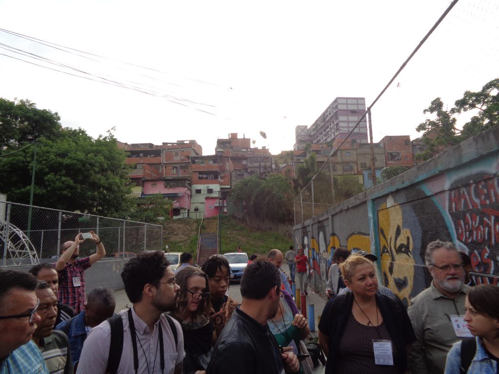 Международни наблюдатели вървят към центъра за гласуване в район "Канята" на квартал "23 януари" в Каракас. Снимка: Къдринка Къдринова