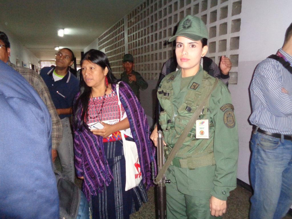 Армейската охрана на изборните секции на някои места беше поверена на красиви момичета във военни униформи. Снимка: Къдринка Къдринова