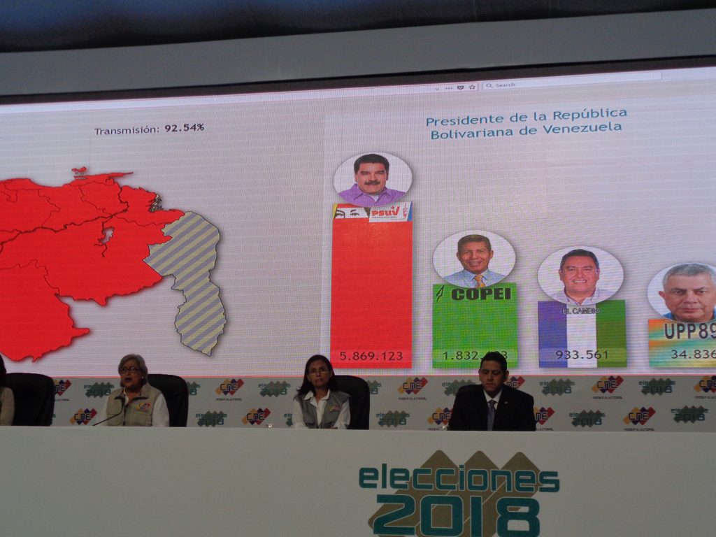 Председателката на CNE Тибисай Лусена (крайната вляво) обявява резултатите от вота. На графиката личат гласовете, получени от всеки от кандидатите. Снимка: Къдринка Къдринова