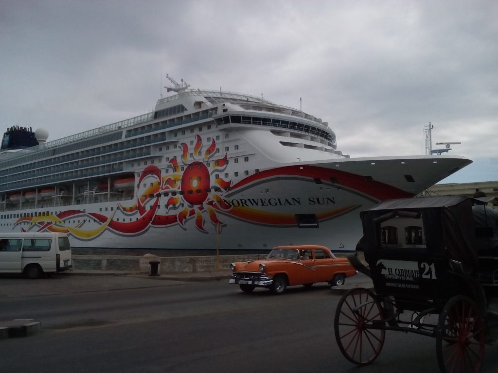 Въпреки че се казва "Норвежко слънце", този круизен кораб в пристанището на Хавана всъщност е американски. И е докарал поредната партида туристи от САЩ. Снимка: Къдринка Къдринова
