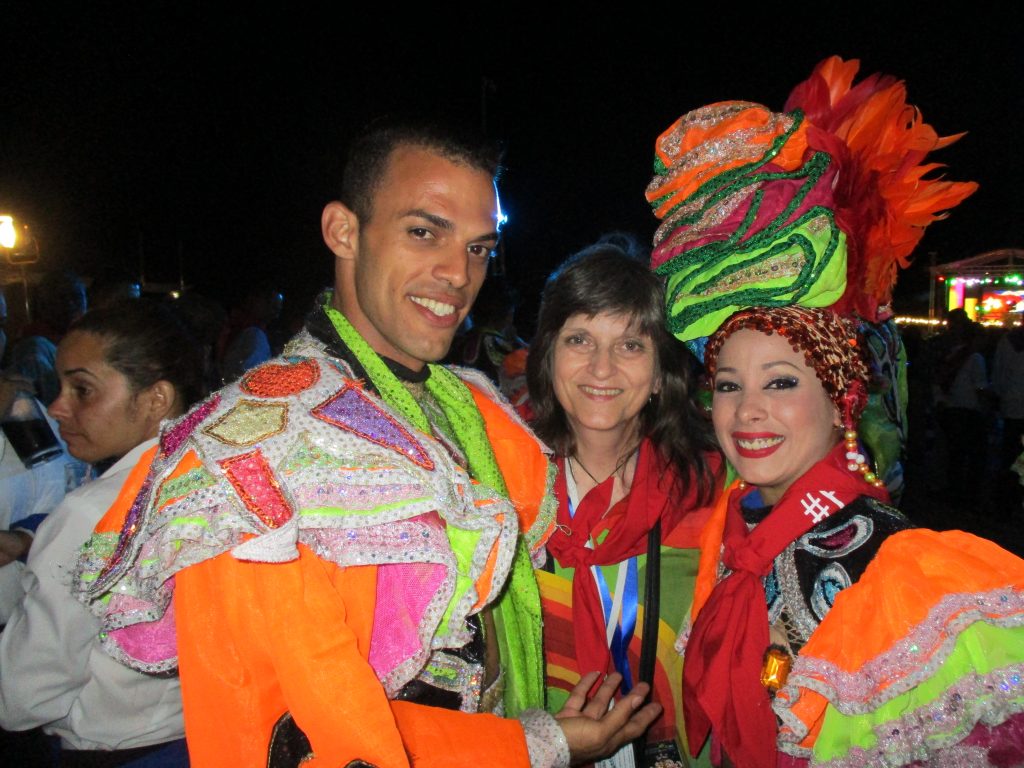 Авторката с двама от танцьорите на закриването на FITCuba2018