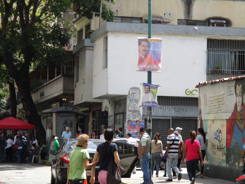 На уличния стълб в дъното на кадъра се виждат изборни плакати на Николас Мадуро и Хавиер Бертучи. Снимката е правена в община "Либертадор" в Каракас в изборния ден. Снимка: Къдринка Къдринова