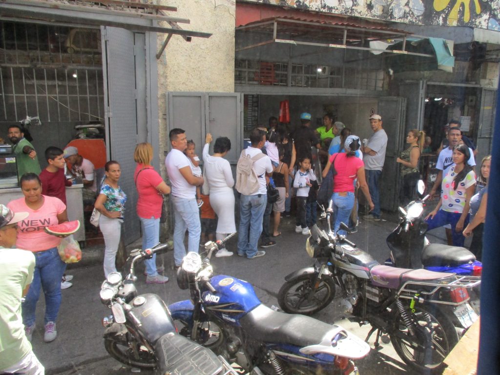 Опашка пред магазин в централната община "Либертадор" в Каракас в изборния ден 20 май. Снимка: Къдринка Къдринова