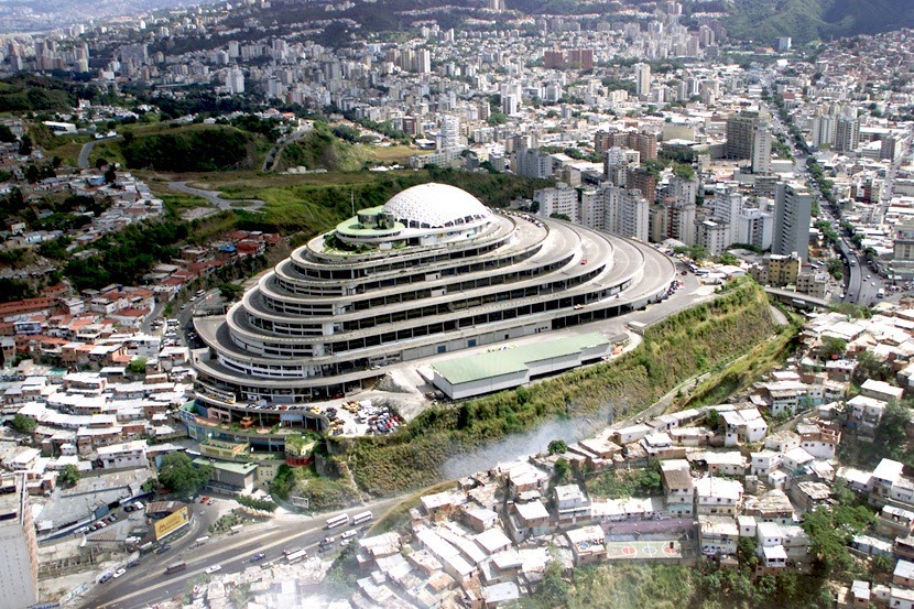 Сградата El Helicoide ("Спиралата") в Каракас, където се намира разбунтувалият се затвор. Снимка: magnusmundi