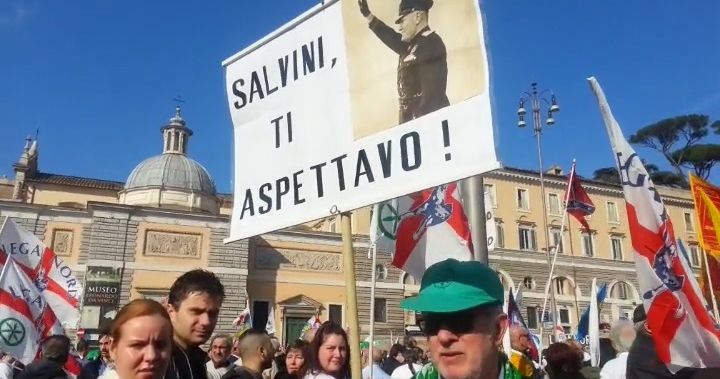 Кадър от манифестация на Северната лига. На плаката Бенито Мусолини поздравява с репликата "Салвини, чаках те!"