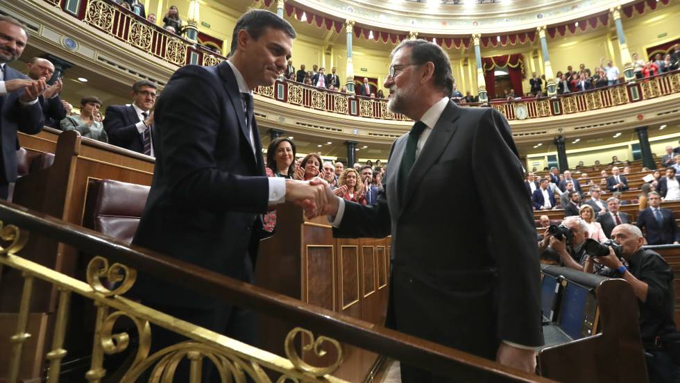 Получилият вот на недоверие досегашен премиер на Испания Мариано Рахой (вдясно) пръв поздрави автоматично издигнатия за нов министър-председател вносител на вота Педро Санчес. Снимка: El Pais
