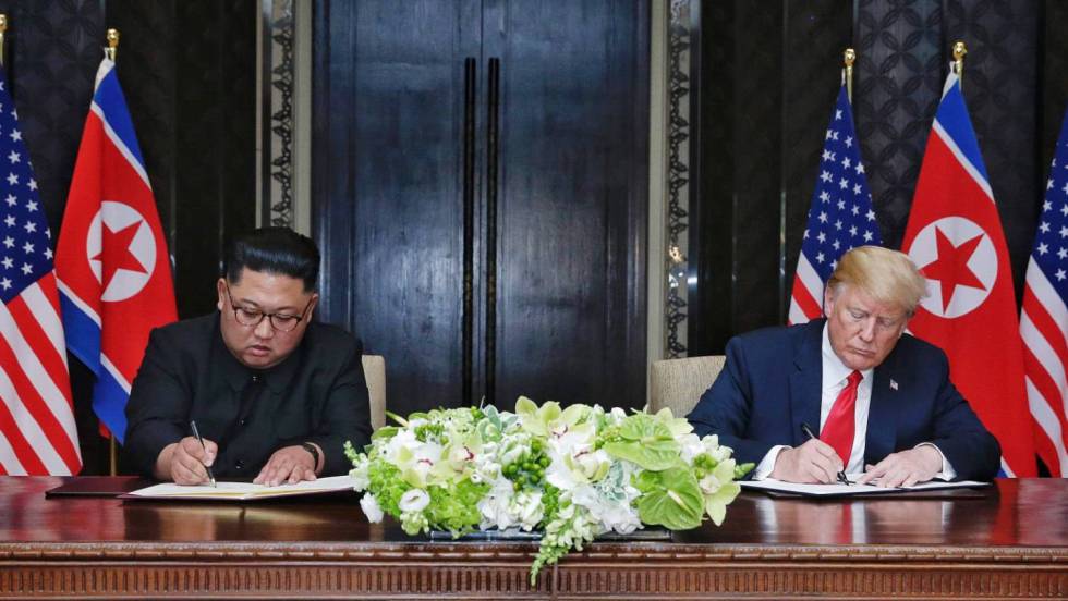 Ким Чен-ун и Доналд Тръмп при подписването на съвместната им декларация в Сингапур. Снимка: EFE