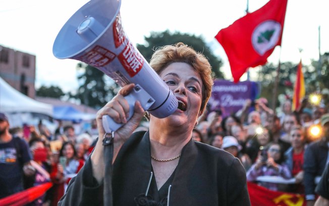 Дилма Русеф сред протестиращите за освобождаването на Лула демонстранти в Куритиба. Снимка: Resumen Latinoamericano