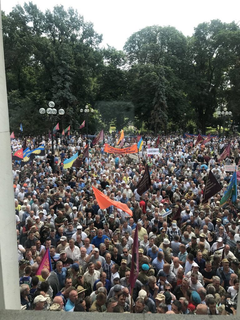 Изпълненият с протестиращи площад пред Върховната рада, сниман отвътре от депутата Алекс Рябчин. Снимка: Туитър