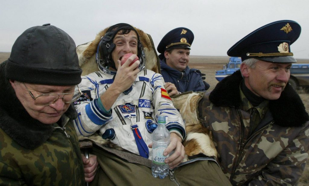 Специализиран екип изнася на ръце от спускаемата капсула испанския космонавт Педро Дуке след кацането му в степите на Казахстан на 28 октомври 2003 г., след втория му космически полет. Снимка: El Pais