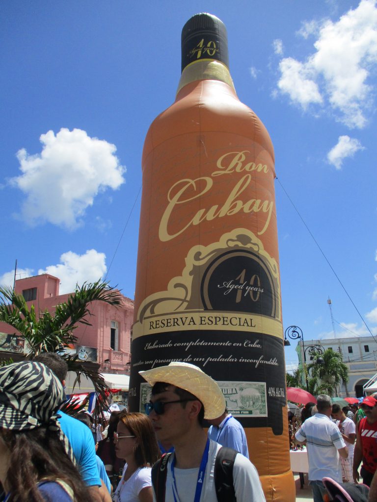 Огромна надуваема бутилка славеше насред централния площад на Сагуа Ла Гранде прочутия ром "Кубай". Снимка: Къдринка Къдринова