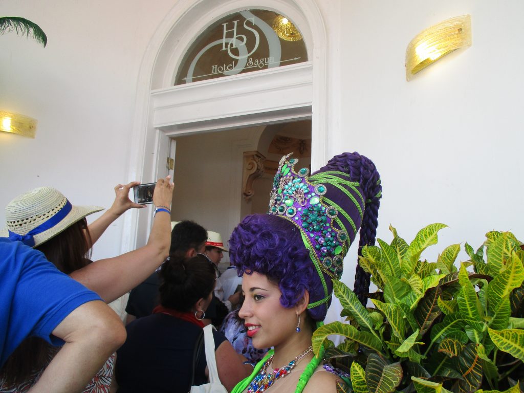 Момичета и момчета в красиви театрални костюми и перуки посрещаха край входа гостите за откриването на гранд-хотел "Сагуа". "Момичето със синята коса" от "Пинокио" също беше там. Снимка: Къдринка Къринова