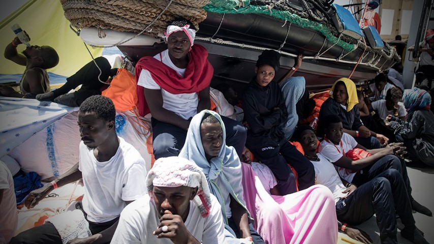 Мигранти на борда на кораба "Акуарис". Снимка: El Pais
