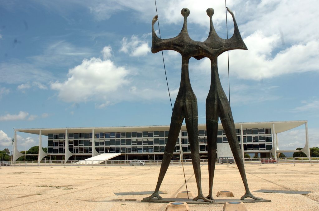 Паметникът на кандангос в град Бразилия. На заден план се вижда президентският дворец. Снимка: Wikimedia Common