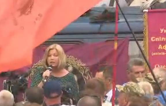 Зам.-председателката на Радата Ирина Герашченко се опитва да успокоява протестиращите с обещания да се разгледат исканията им. Снимка: depo.ua