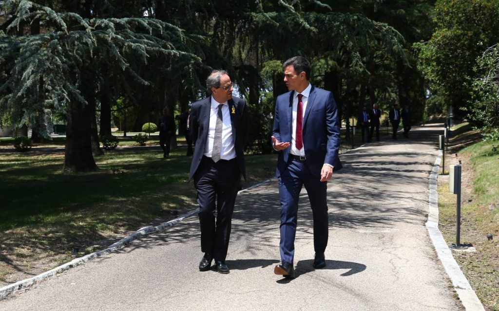 Ким Тора и Педро Санчес беседват, разхождайки се из парка на правителствения дворец "Монклоа" в Мадрид. Снимка: El Pais
