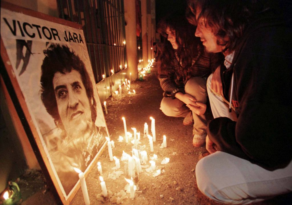 Възпоменанията за Виктор Хара в Чили и до днес са заредени с повик за справедливост и възмездие за всички жертви на бруталната военна диктатура. Снимка: El Pais