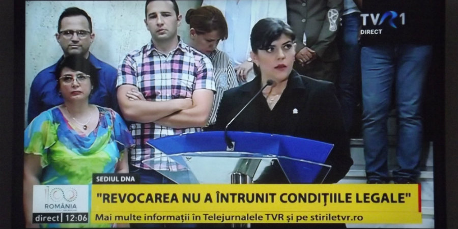 Лаура Кьовеши обявява оттеглянето си на пресконференция в DNA, а зад нея са нейните колеги (снимка:  Барикада)