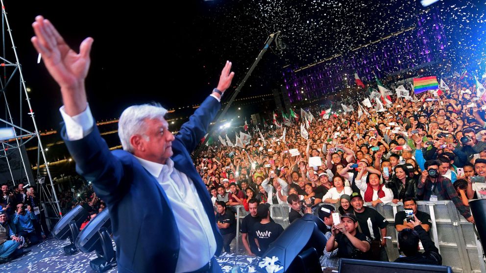 Андрес Мануел Лопес Обрадор приветства привържениците си на многохилядния митинг в следизборната нощ в центъра на град Мексико. Снимка: skynews