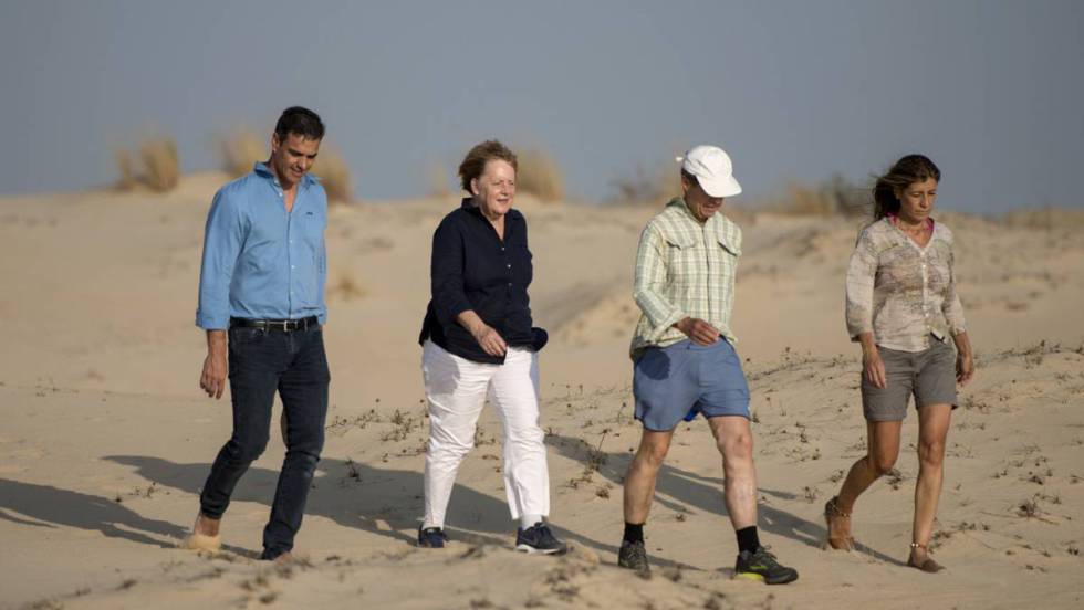 Педро Санчес и Ангеа Меркел (крайните вляво) зазят из дюните на Доняна заедно с половинките си. Снимка: El Pais