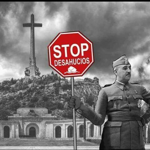 Колаж с архивна снимка на Франко на фона на мемориала в Долината на падналите, като диктаторът държи знак с типичния надпис на гражданското левичарско движение "Стоп на изселванията". Снимка: Фейсбук