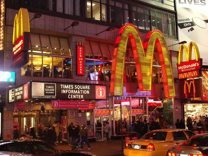 През 2017 г. изпълнителният директор на McDonalds е получил 3101 пъти повече, отколкото средностатистическият работник във веригата за бързо хранене. Снимка: Wikimedia Commons