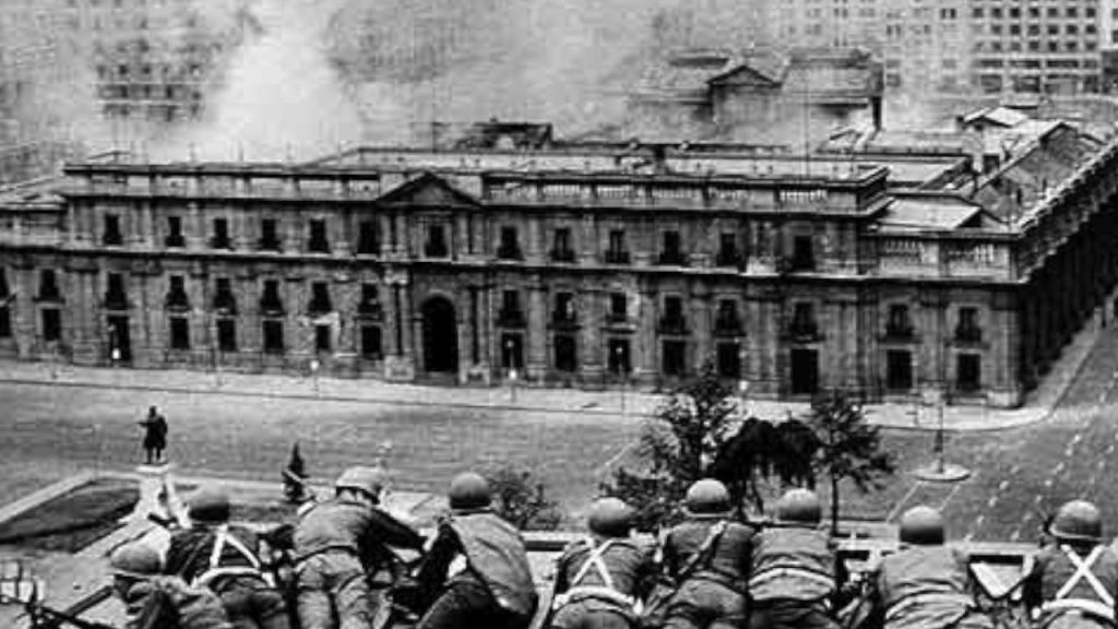 Президентският дворец "Ла Монеда е бомбардиран и щурмуван. Снимка: Пренса Латина