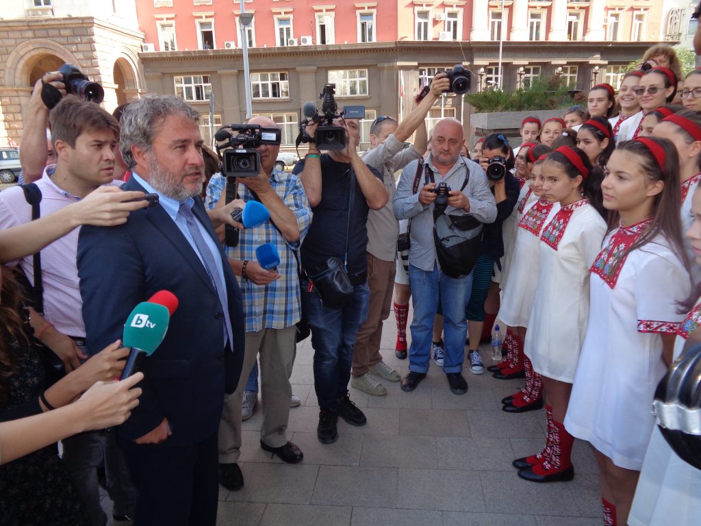 Културният министър Боил Боев отиде при децата, за да ги покани в МС. Снимка: Къдринка Къдринова