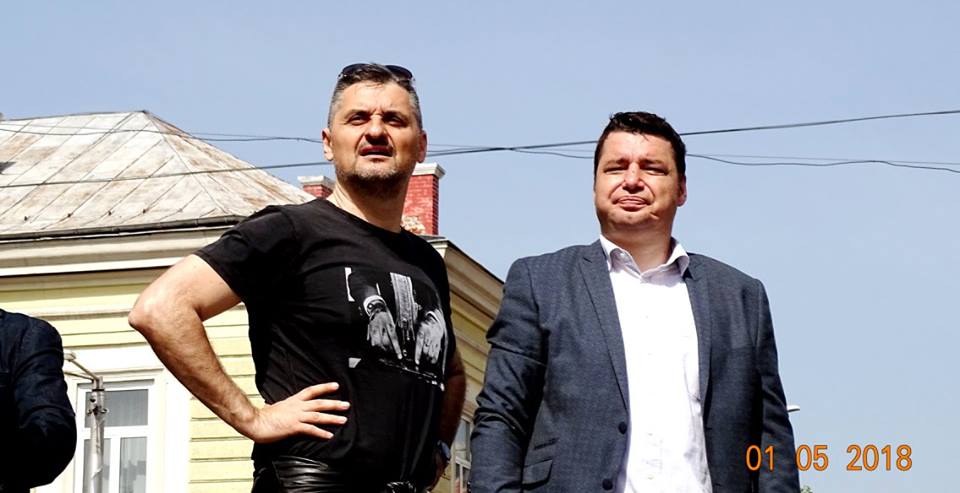 Йордан Мичев (вдясно) редом до зам.-председателя на БСП Кирил Добрев на първомайския митинг на соцпартията в София тази година. Снимка: Фейсбук