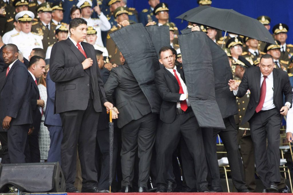 Охраната прави заслон с бронирани жилетки за президента Николас Мадуро. Снимка: Синхуа Никола