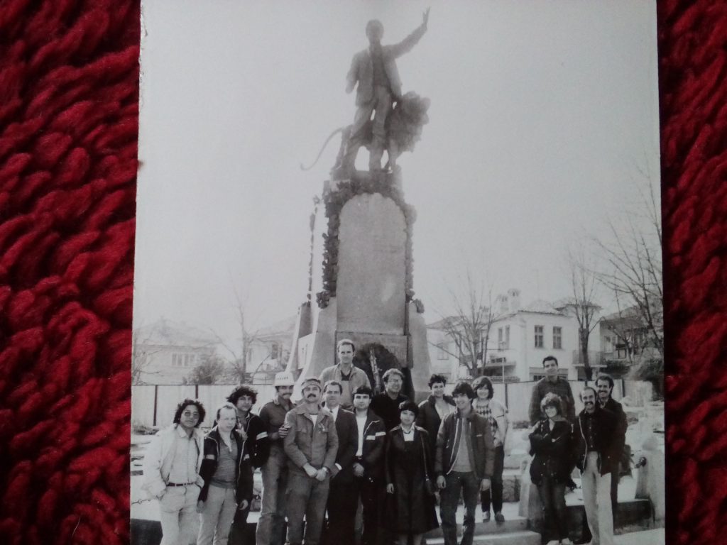 Участници в същата бригада в Карлово през 1987 г. край паметника на Левски в града. Алдо Бермудес е заедно с още трима никарагуански младежи–четвъртият отляво надясно. Снимка: Пламен Тодоров