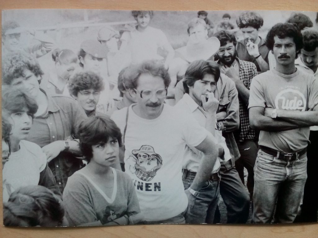 Другите двама българи, които бяха с мен на бригадата през 1985 г.–докторът Валентин Буюклиев (в средата, с очила и бяла тениска с надпис UNEN, това е абревиатурата на Националния съюз на учещите в Никарагуа) и икономистът Христо Григоров (вляво от Буюклиев–висок и къдрокос, в тъмна риза, наднича над главата на никарагуански ученик). Снимка: Къдринка Къдринова