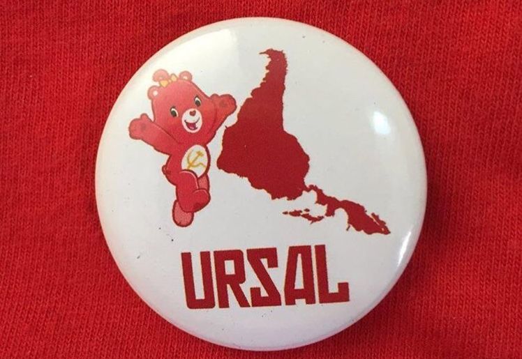 Тази значка със символите на URSAL–"Съюза на латиноамериканските социалистически републики", вече е и търговски хит в Бразилия. Снимка: Туитър