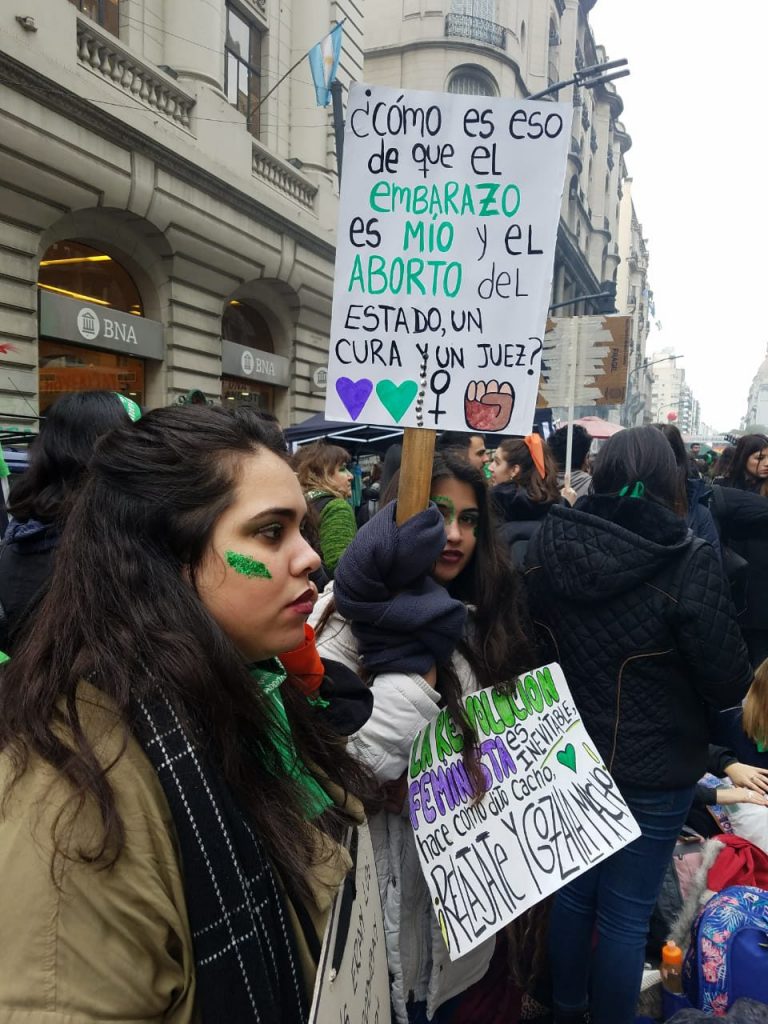 На вдигнатия плакат пише: "Как така бремеността е моя, а пък абортът е на държавата, свещеника и съдията?". Снимка: Resumen Latinoamericano