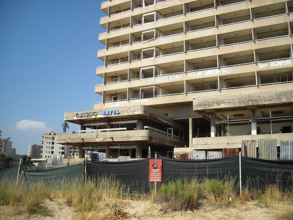 Някогашните луксозни хотели на „Кипърската Ривиера” днес изглеждат така. Червената табела предупреждава, че те са военна зона. Снимка: Бранислава Бобанац