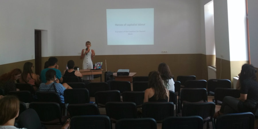Виктория Стойчу от Фондация "Фридрих Еберт"–Румъния, закри Лятното училище в Телчу със своята презентацията за кампанията срещу нарушенията на трудовите права "Герои на капиталистическия труд". "Барикада" е медиен партньор на кампанията (снимка: Барикада)
