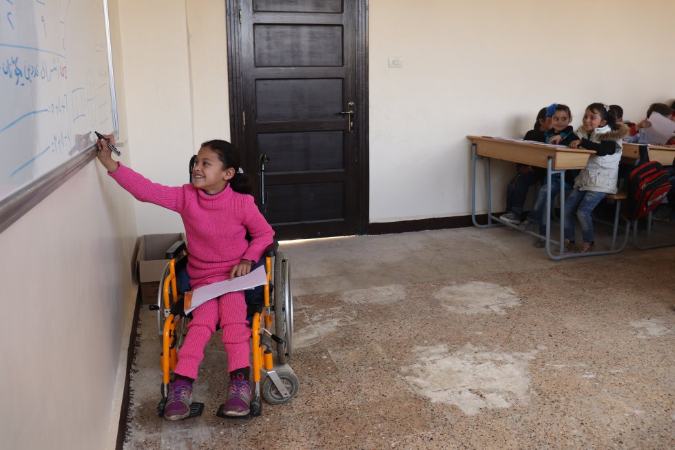 Въпреки че е загубила подвижността на краката си след експлозия на бомба 8-годишната Ханаа се е върнала на училище след една година прекъсване. Тук отговаря по време на урок в училището си в Алепо, Сирия. Снимка: УНИЦЕФ