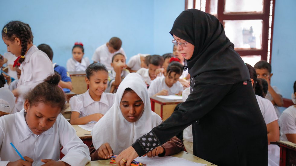 Учителка води урок по рисуване в училище „Саиф Бен Язан” в Аден, Йемен. Снимка: УНИЦЕФ