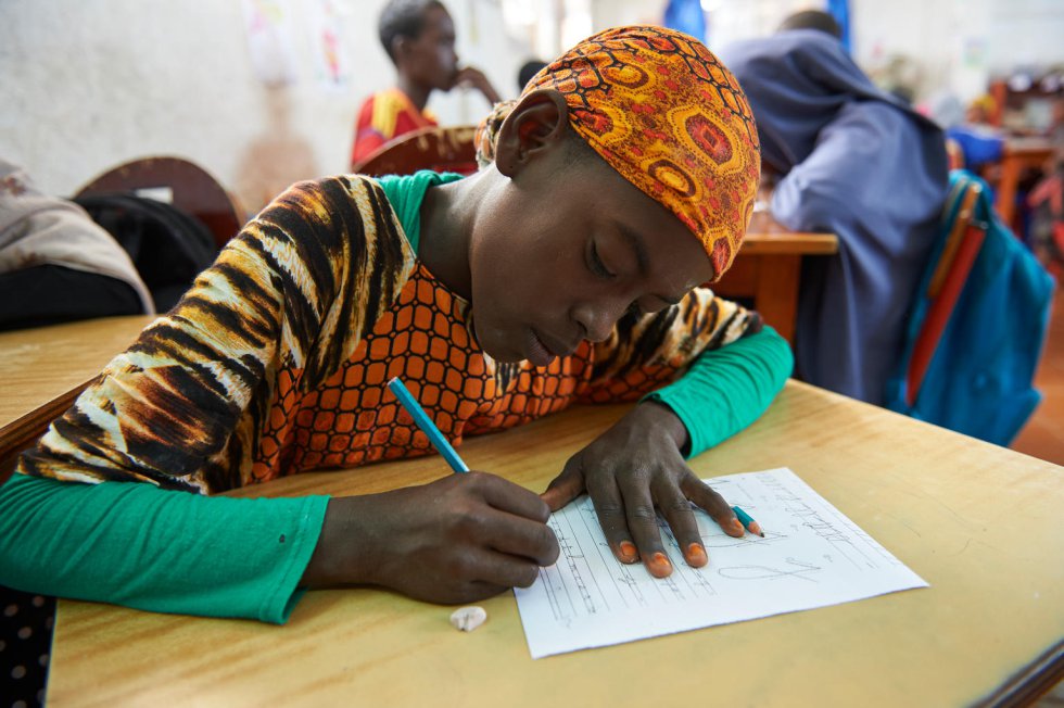 Възпитаник на училище за деца, които не са били обхванати от образователната система, в Булаос, Джибути. Тук учат около 300 деца. Повечето от децата, които не ходят на училище, са от номадски или бежански общности. Снимка: УНИЦЕФ