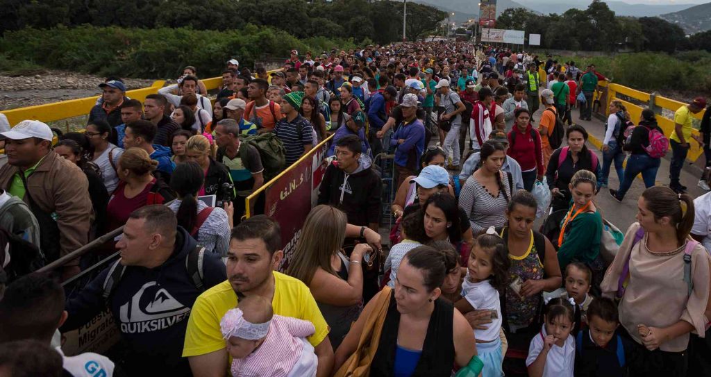 Венесуелци очакват да влязат в Колумбия на граничния мост "Симон Боливар" между двете страни. Снимка: Semana