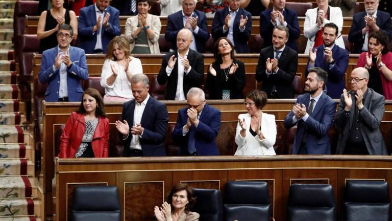Групата на социалистите в испанския парламент аплодира решението за есхумацията на диктатора Франко. Снимка: canarias7