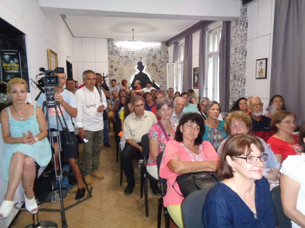 Клуб "Журналист" на СБЖ се изпълни с български възпитаници и дошли да ги видят и чуяг журналисти и представители на български институции. Снимка: Къдринка Къдринова