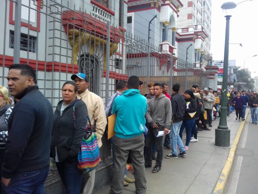 Опашка от венесуелци пред посолството на страната им в перуанската столица Лима. Хората чакат да подадат документи за завръщане в родината си. Снимка: Туитър