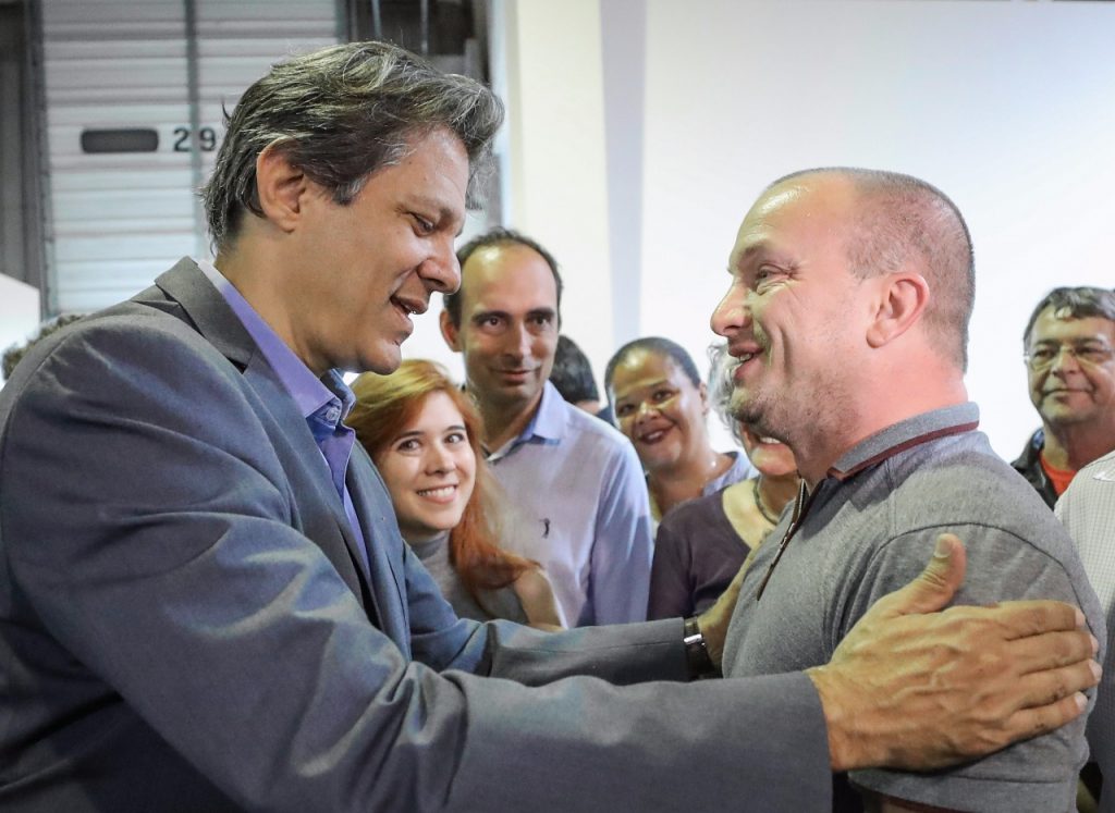 Кандидат-президентът на бразилската Работническа партия Фернандо Хадад (вляво) поздравява българския геолог Даниел Методиев (вдясно), който му пожела успех на изборите по време на предизборна среща в научния институт "Семаден". Снимка: Рикардо Стукерт