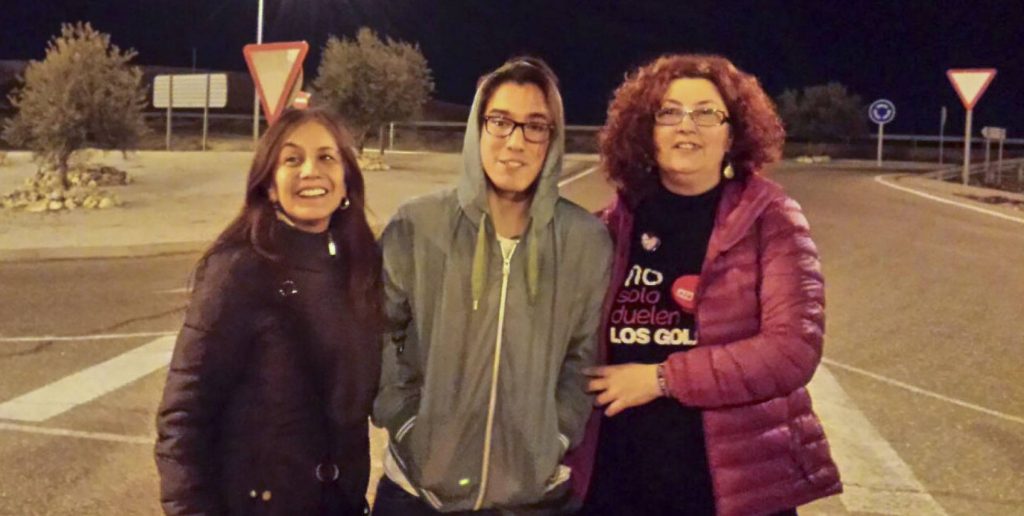 Науел (в средата) заедно с майка си (вдясно) и с майката на друг от обвиняемите при освобождаването му от затвора през март 2017 г. Снимка: El Pais