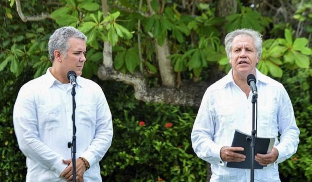 Генералният секретар на ОАД Луис Алмагро (вдясно) и колумбийският президент Иван Дуке. Снимка: EFE