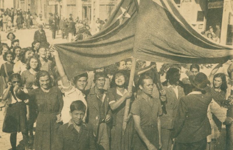 Младежи с червено знаме и с национален трикольор се радват на 9-ти септември 1944 г. Снимка: РДА Шумен