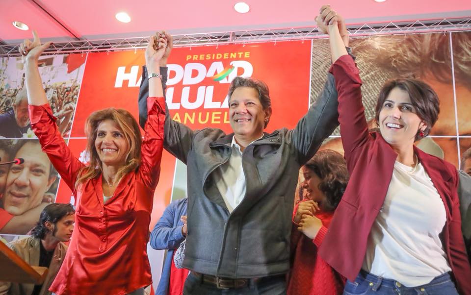 Фернандо Адад пусна след изборите тази снимка в своя Фейсбук–на нея той е с жена си (вляво) и с кандидатката за вицепрезидент Мануела д'Авила (вдясно). Хадад придружи кадъра със следния текст: „Тези избори слагат на карта много неща. Ние ще приемем това предизвикателство. Искаме да го приемем с много уважение и с едно-единствено оръжие: аргументите”. Снимка: Рикардо Стукерт