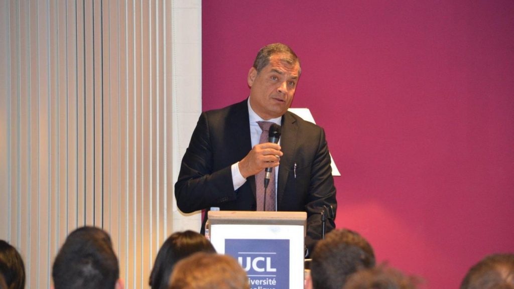 Бившият президент на Еквадор по време на една от публичните си лекции. Снимка/ Global Initiative